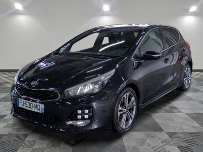 la voiture noire est garée sur un sol en damier dans le garage