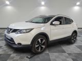 le suv blanc de nissan est garé sur un carrelage en damier