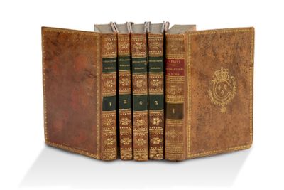 trois livres sont empilés les uns sur les autres, alignés en rangée