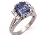 bague en saphir bleu et diamant sur fond blanc