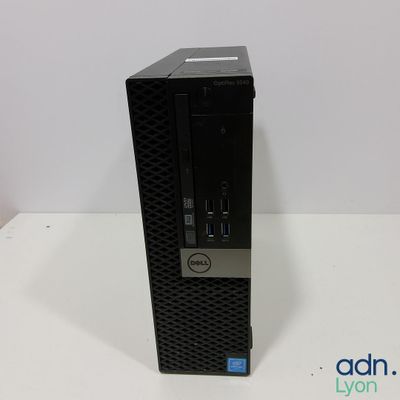 un ordinateur de bureau Dell posé sur une table blanche