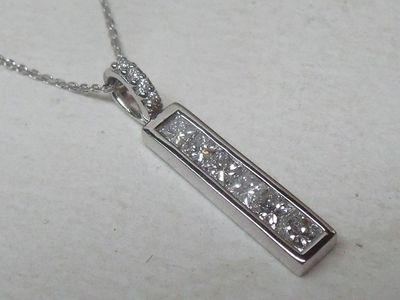 Pendentif « ligne » en or blanc 18K, serti de 6 diamants de …