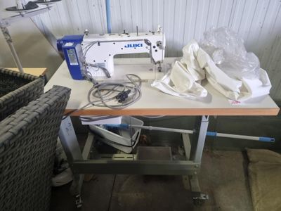 une machine à coudre posée sur une table dans une pièce
