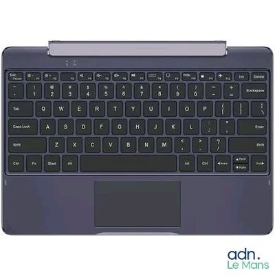 un gros plan d'un ordinateur portable avec un clavier posé dessus