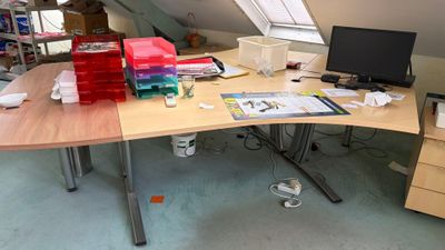 un bureau avec un ordinateur dans le coin d'une pièce
