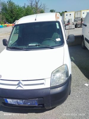 une camionnette blanche garée à côté d'une camionnette blanche dans un parking