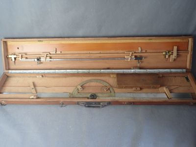 une mallette en bois contenant des outils, posée sur une surface bleue
