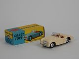 une petite voiture posée à côté d'une boîte de jouets