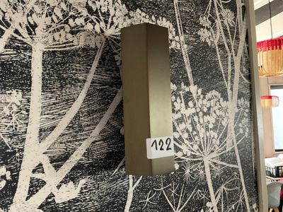 une horloge murale accrochée au mur d'une pièce