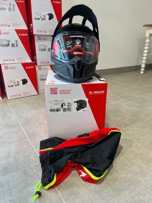 un casque posé sur une boîte