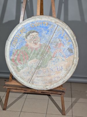 une photo d'un tableau posé sur un chevalet dans une pièce