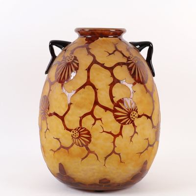 un vase jaune orné de fleurs marron sur fond blanc