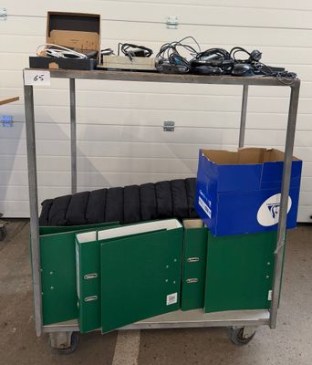 un chariot sur lequel sont empilées plusieurs boîtes