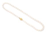 un collier de perles blanches avec un fermoir en or sur fond blanc