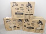 trois boîtes de nourriture pour chat Felix posées sur une table