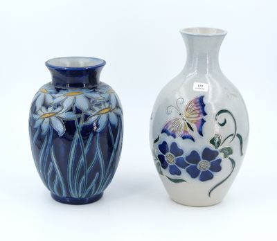 deux vases posés côte à côte sur une surface blanche
