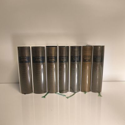 cinq livres sont alignés sur une surface blanche