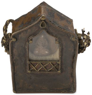un vieux porte-monnaie en cuir sur lequel figure l'image d'une femme à une fenêtre