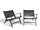 une paire de fauteuils en cuir noir sur fond blanc