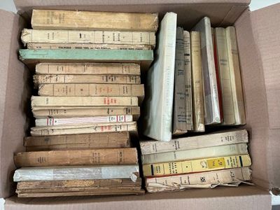 une boîte remplie de vieux livres posée sur une table