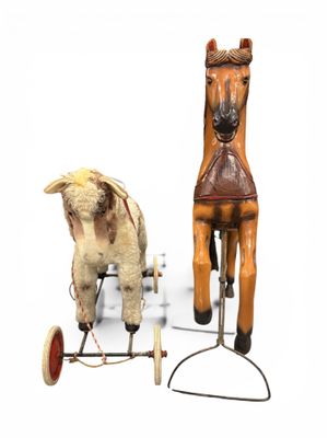 deux jouets en bois à l'ancienne posés sur une surface blanche