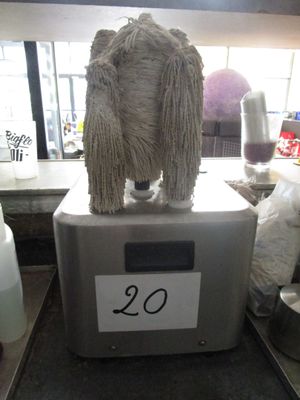 une photo d'une serpillière posée sur une machine dans un magasin