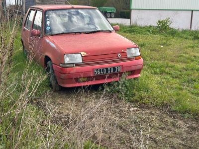 une voiture rouge garée dans l'herbe