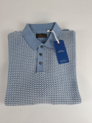 un polo bleu et blanc muni d'une étiquette