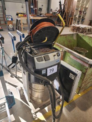 une machine placée au milieu d'une pièce