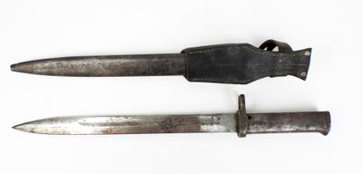 une paire de vieux couteaux posés sur une surface blanche, avec un couteau au milieu
