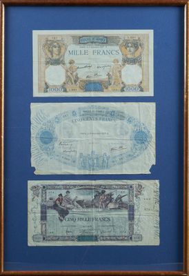 deux anciens billets de banque français dans un cadre en bois sur fond bleu