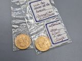 deux pièces dans un sachet en plastique posé sur une table