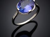 une bague ovale sertie d'un saphir de Tanzanie et de diamants