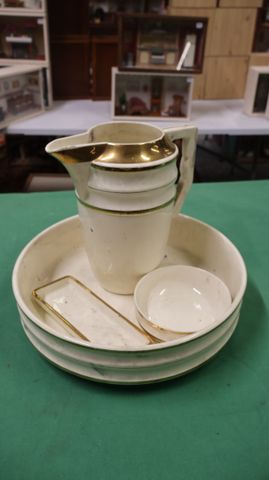 Nécessaire de toilette en faïence Choisy Le Roi : cuvette, broc e...