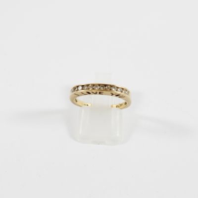 une bague en or jaune avec des diamants sur fond blanc