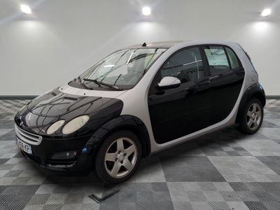 une petite voiture noire et blanche garée dans une pièce