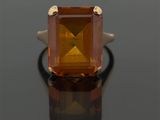 une photo d'une bague sertie d'une pierre orange