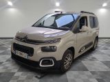 la citrole est garée sur un sol en damier dans le garage