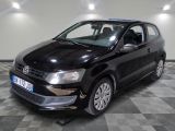 la volkswagen polo noire est garée sur un carrelage à carreaux
