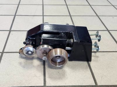 une photo d'un petit moteur posé sur un sol carrelé