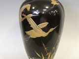 un vase noir orné d'un motif doré
