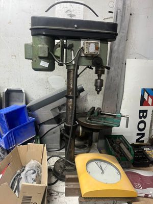 une machine posée sur une table dans une pièce