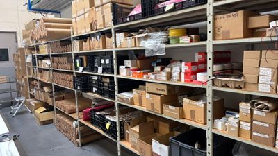 de nombreux cartons et boîtes sur les étagères de l'entrepôt