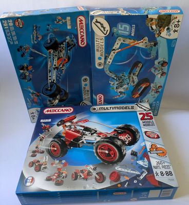 deux boîtes de legos de différentes tailles et couleurs