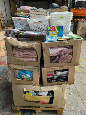 boîtes empilées dans un entrepôt