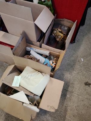 de nombreux cartons posés sur le sol les uns à côté des autres