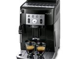 une image représentant une machine à café noire avec deux tasses de café