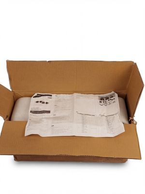 une boîte en carton contenant un journal, sur fond blanc