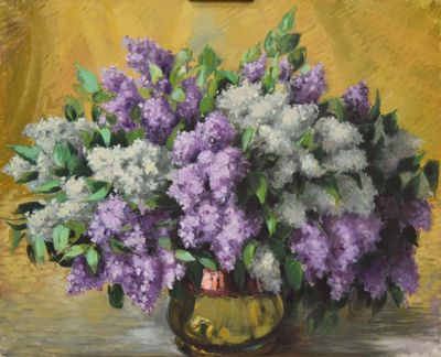 un tableau représentant des fleurs violettes et blanches dans un vase doré