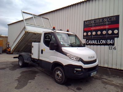 un camion blanc garé devant un bâtiment